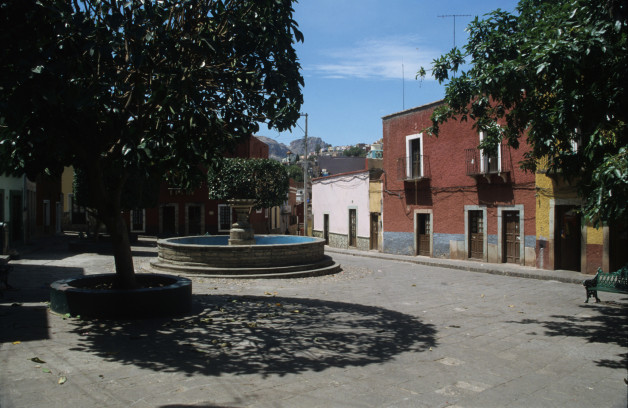 Play of shade in Guanajuato square